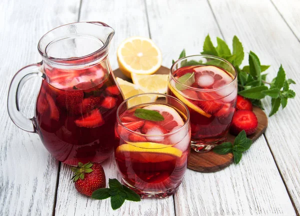 Vasos de limonada con fresas — Foto de Stock