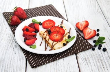 çilek ve çikolata soslu krep