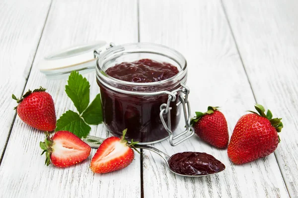 Strawberry jam and fresh strawberries — Stock Photo, Image