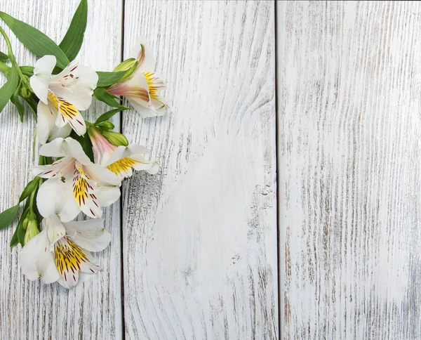 Flores de alstroemeria en una mesa — Foto de Stock