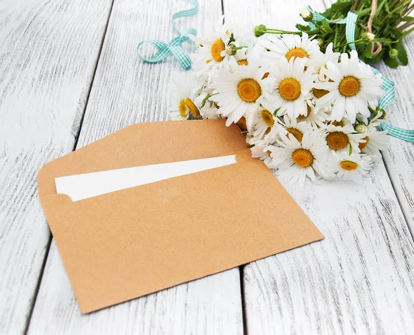 Bouquet of daisies with envelope — Stock Photo, Image