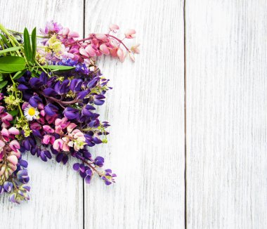 Bir masaya acı bakla çiçek