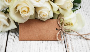 Etiketi ile beyaz güller