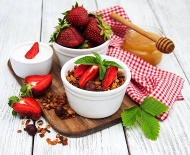 Çilek ile ev yapımı granola