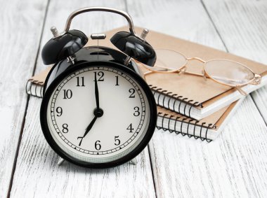 Siyah çalar saat, dizüstü bilgisayarlar ve gözlük