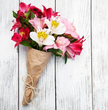 bir masaya alstroemeria çiçek