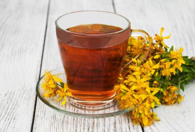 bir cam bardak bitkisel çay