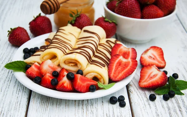 Crepes with strawberries and chocolate sauce — Stock Photo, Image