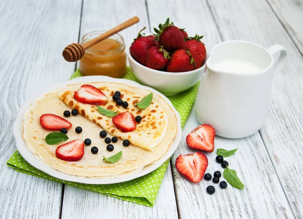 Crepes with strawberries and blueberries — Stock Photo, Image