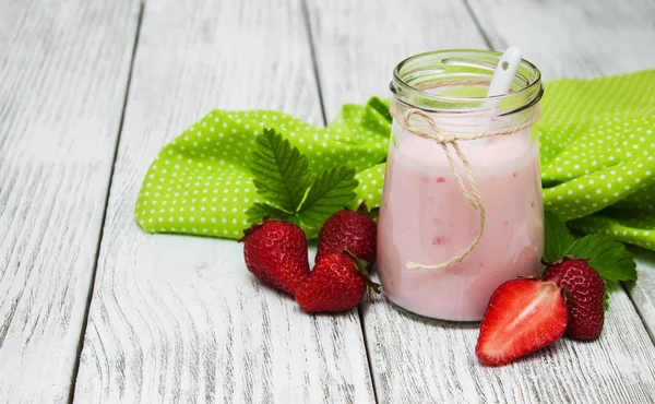 Yogurt con fresas frescas —  Fotos de Stock