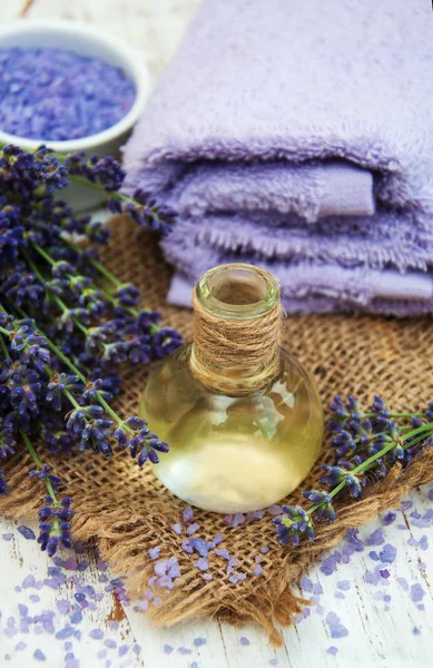 Lavendel, zeezout en olie — Stockfoto