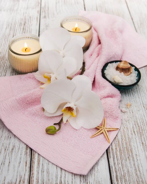 Produtos de spa com orquídeas — Fotografia de Stock