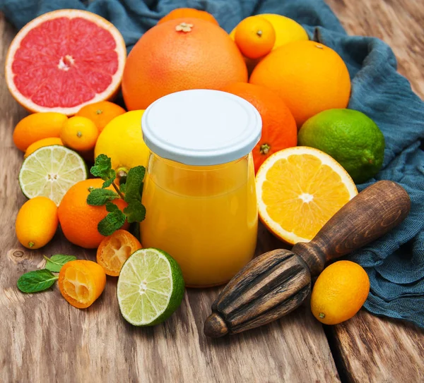 Burk av juice och färska citrusfrukter — Stockfoto