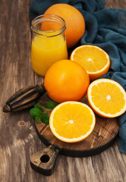 罐果汁和新鲜的橘子 — 图库照片