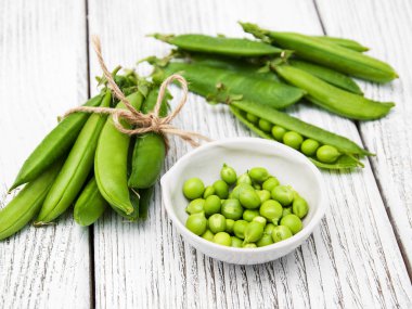 bir tabloda yeşil bezelye