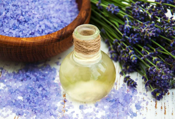 Olio di lavanda con sale da bagno — Foto Stock