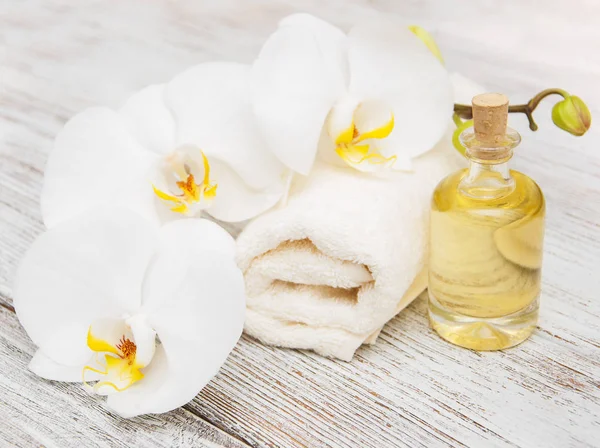 Spa products with orchids — Stock Photo, Image