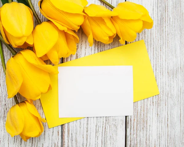 Tulipani di primavera fiori e carta — Foto Stock