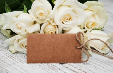 Etiketi ile beyaz güller