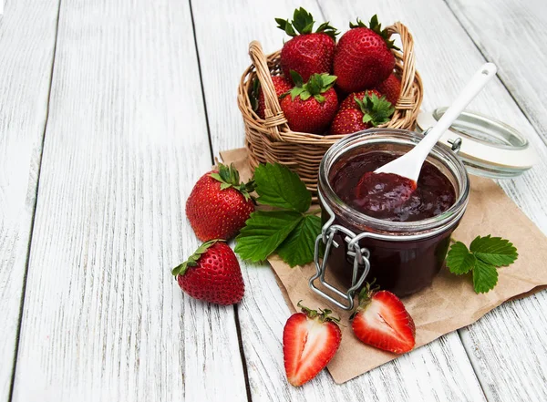 Mermelada de fresa y fresas frescas — Foto de Stock