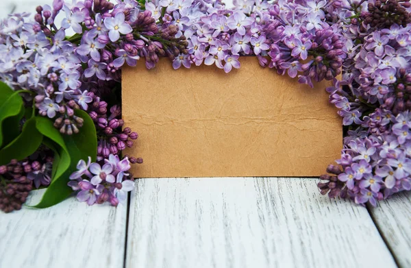 Lilac flowers with empty tag — Stock Photo, Image