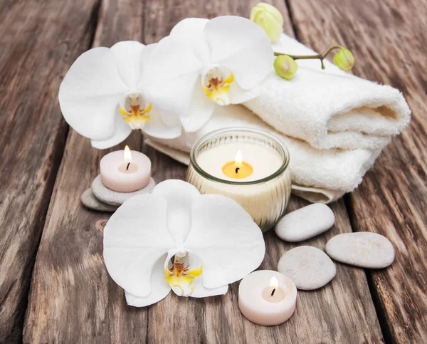 Produtos de spa com orquídeas — Fotografia de Stock