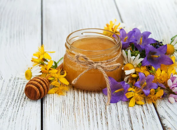Pot met honing met wilde bloemen — Stockfoto