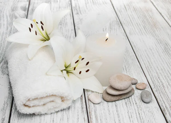 Productos de spa con lirio blanco —  Fotos de Stock