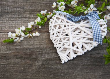 Bahar kiraz çiçeği ve kalp