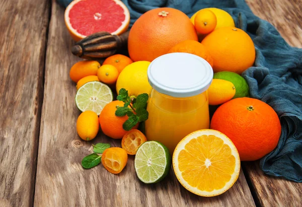 Burk av juice och färska citrusfrukter — Stockfoto