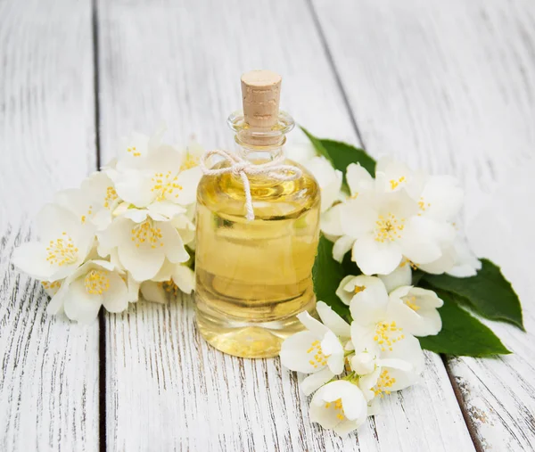 Aceite de masaje con flores de jazmín —  Fotos de Stock