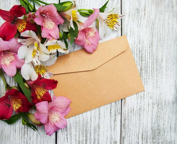 Enveloppe en papier avec fleurs alstroemeria — Photo