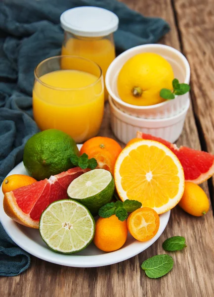Juice och färska citrusfrukter — Stockfoto