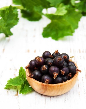 Siyah frenk üzümü ile kase