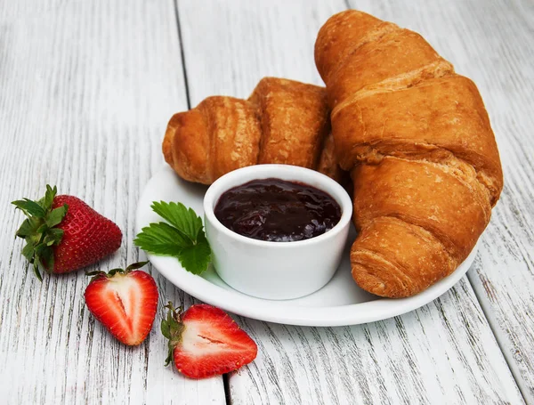 Frukost med croissanter — Stockfoto