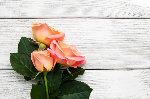 Rosas rosa em um fundo de madeira — Fotografia de Stock