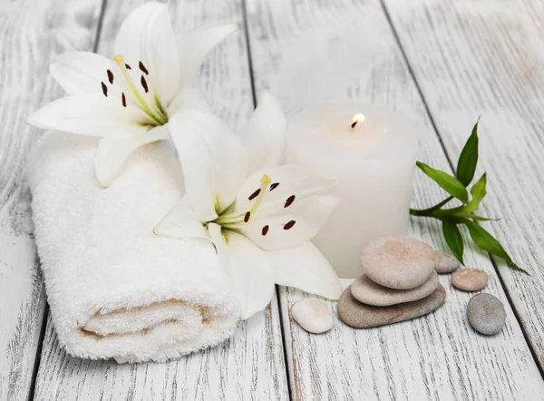 Productos de spa con lirio blanco — Foto de Stock