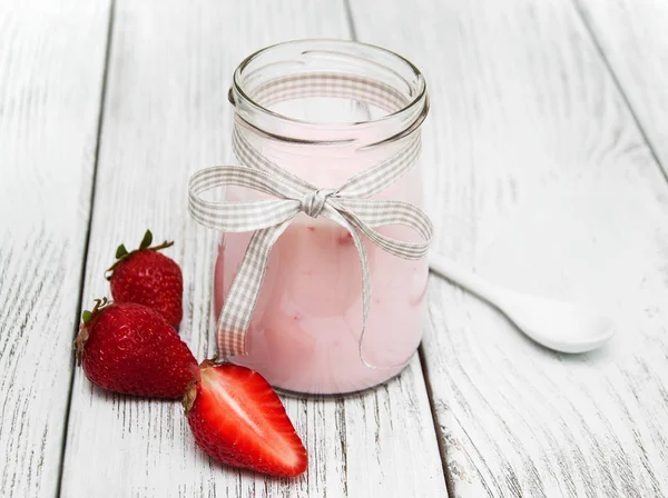 Yogurt con fresas frescas —  Fotos de Stock