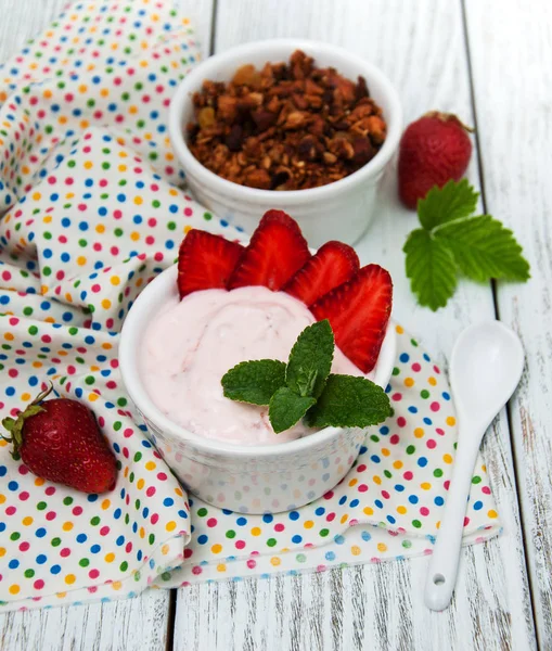 Granola, fresa fresca y yogur — Foto de Stock