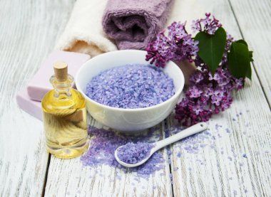 Eflatun çiçekler ile Spa ayarı