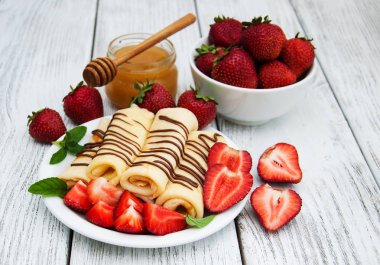 çilek ve çikolata soslu krep