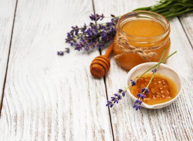 Bal ve lavanta çiçekleri