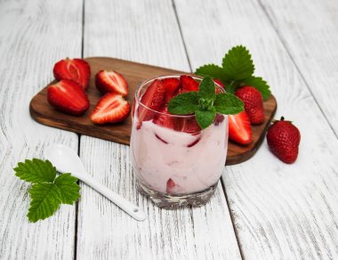 Yoğurtlu taze çilek