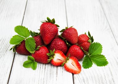 ahşap masa üzerinde olgun çilek