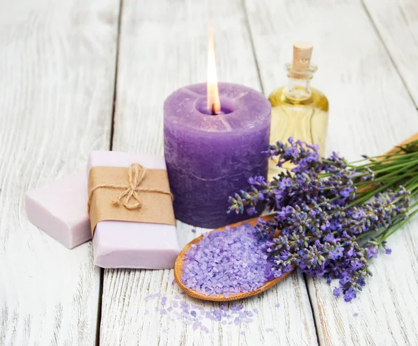 Spa products and lavender flowers — Stock Photo, Image