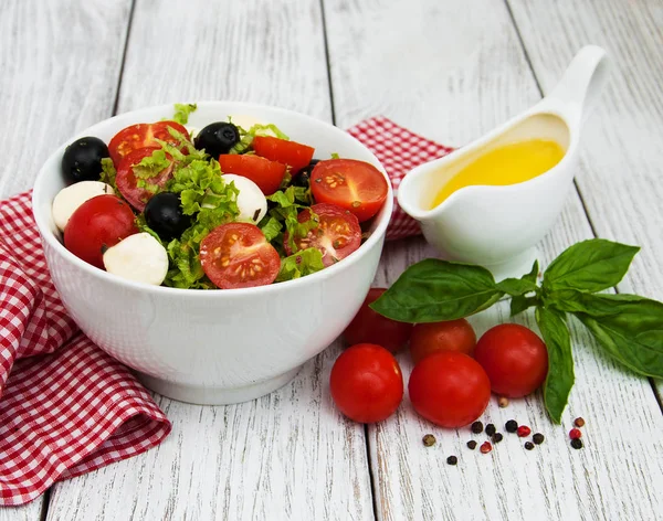 Sallad med mozarella ost och grönsaker — Stockfoto