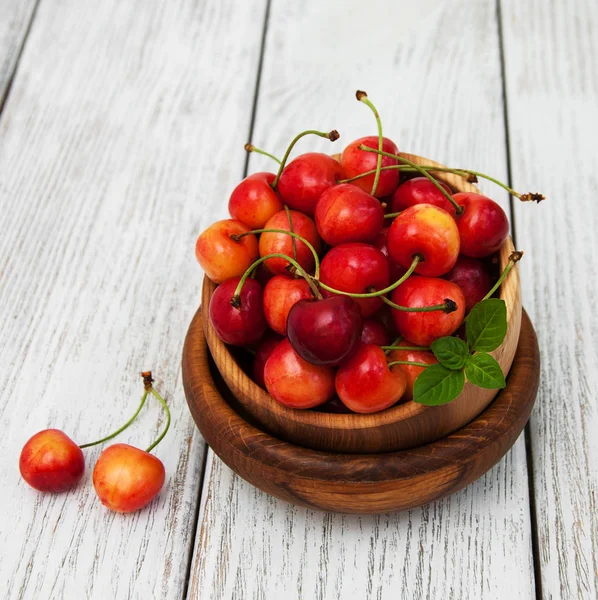 Tigela com cereja doce alegre — Fotografia de Stock