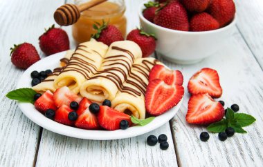 çilek ve çikolata soslu krep