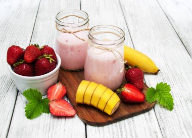 Yoğurtlu taze çilek ve muz