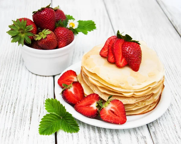 Pancakes with strawberries — Stock Photo, Image